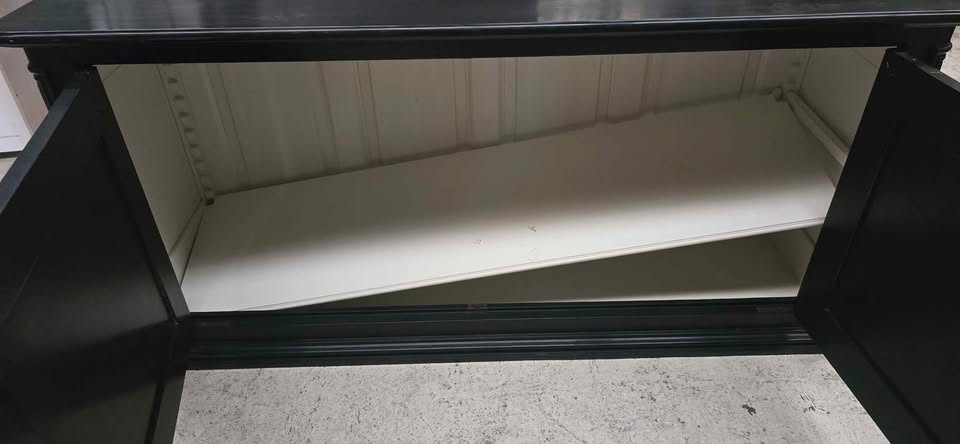 BLACK_CABINET_HUTCH