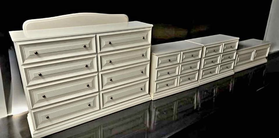 Bedroom set - Drawers and a blanket chest.