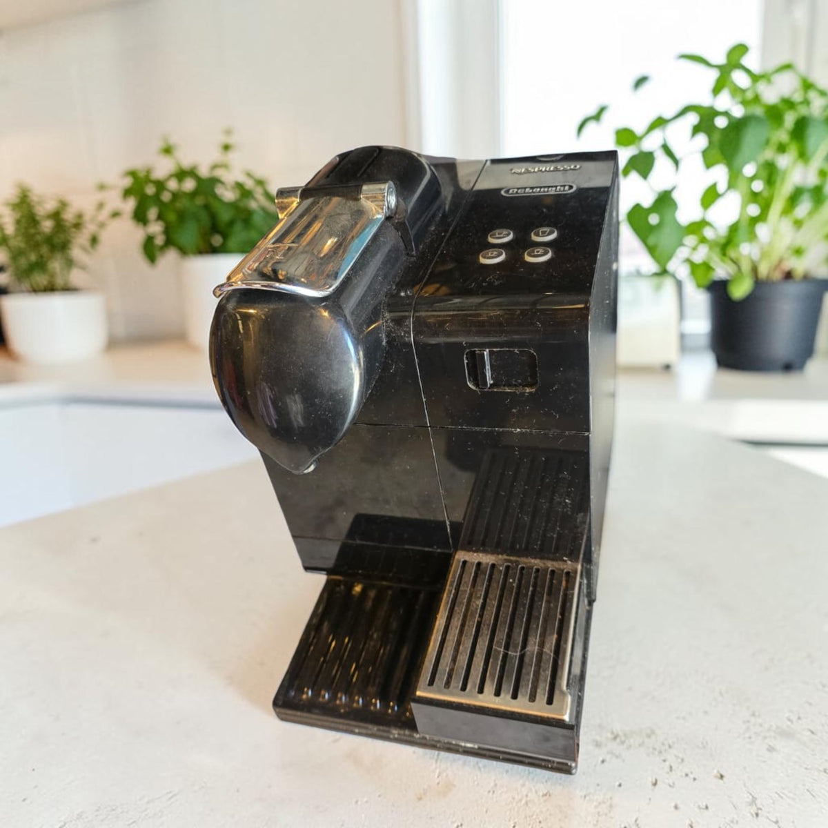 De'Longhi Nespresso Lattissima Capsule Coffee Machine