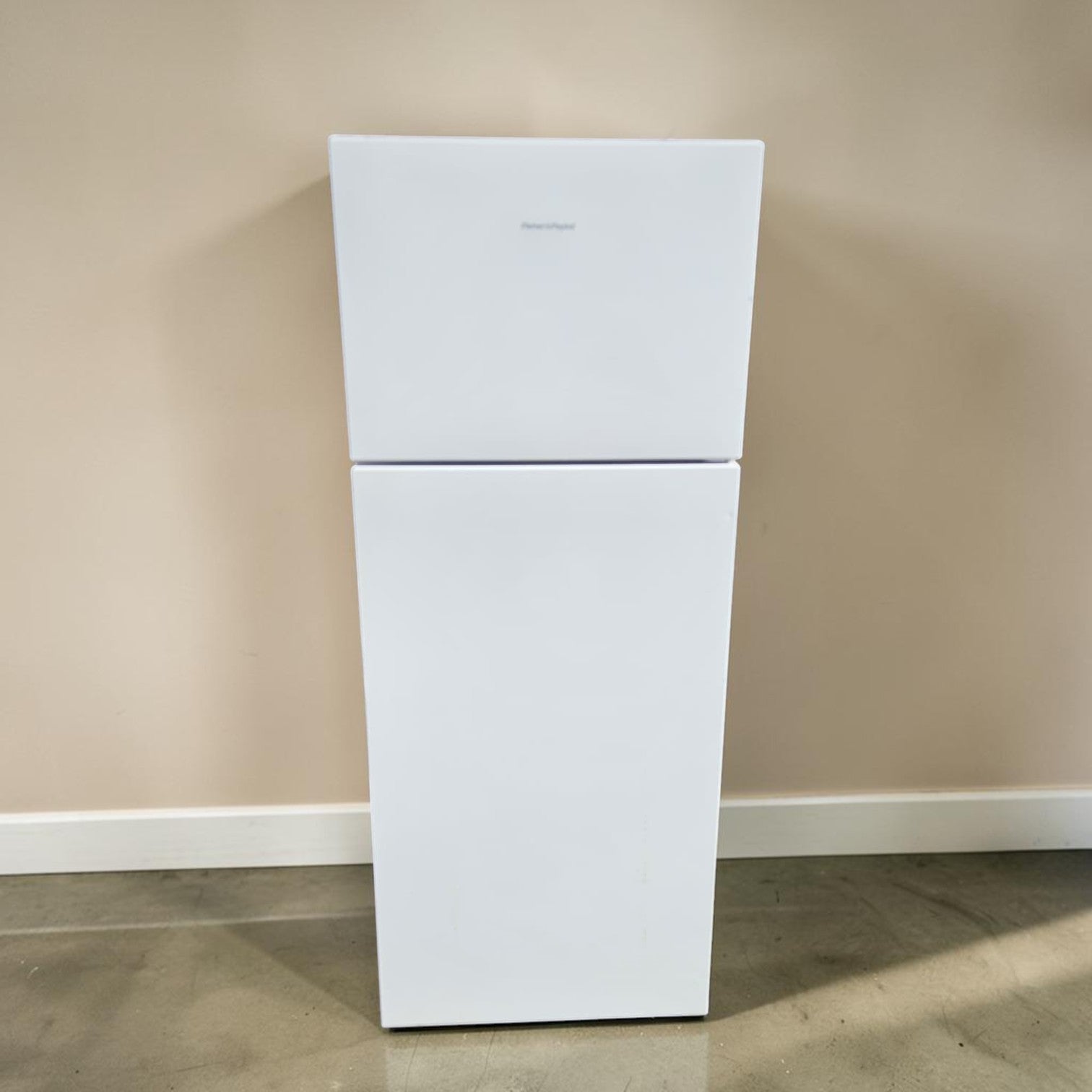 Freestanding Top-Mount Refrigerator-Freezer Unit (158x63x67)
