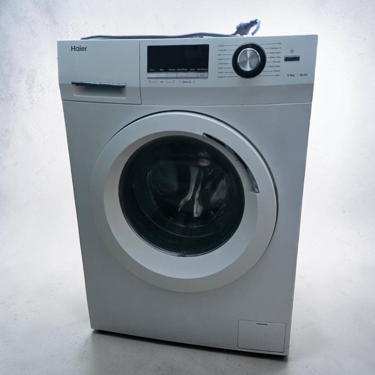 Haier 7.5kg Front Load Washing Machine (Dimensions: 85x59x55)