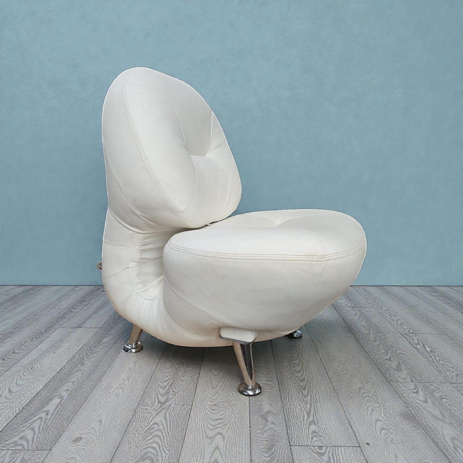 Italian White Leather Lounge Chair (Dimensions: 85 X 80 X 70)
