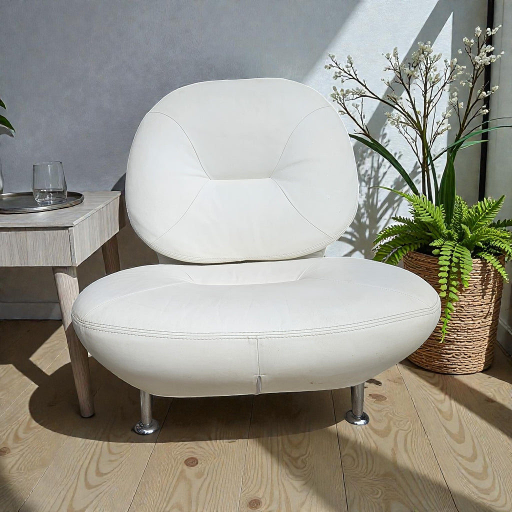 Italian White Leather Lounge Chair (Dimensions: 85 X 80 X 70)