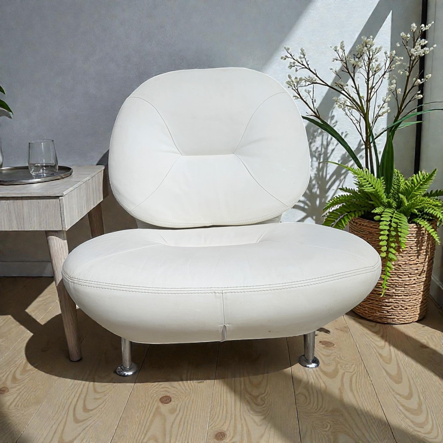 Italian White Leather Lounge Chair (Dimensions: 85 X 80 X 70)