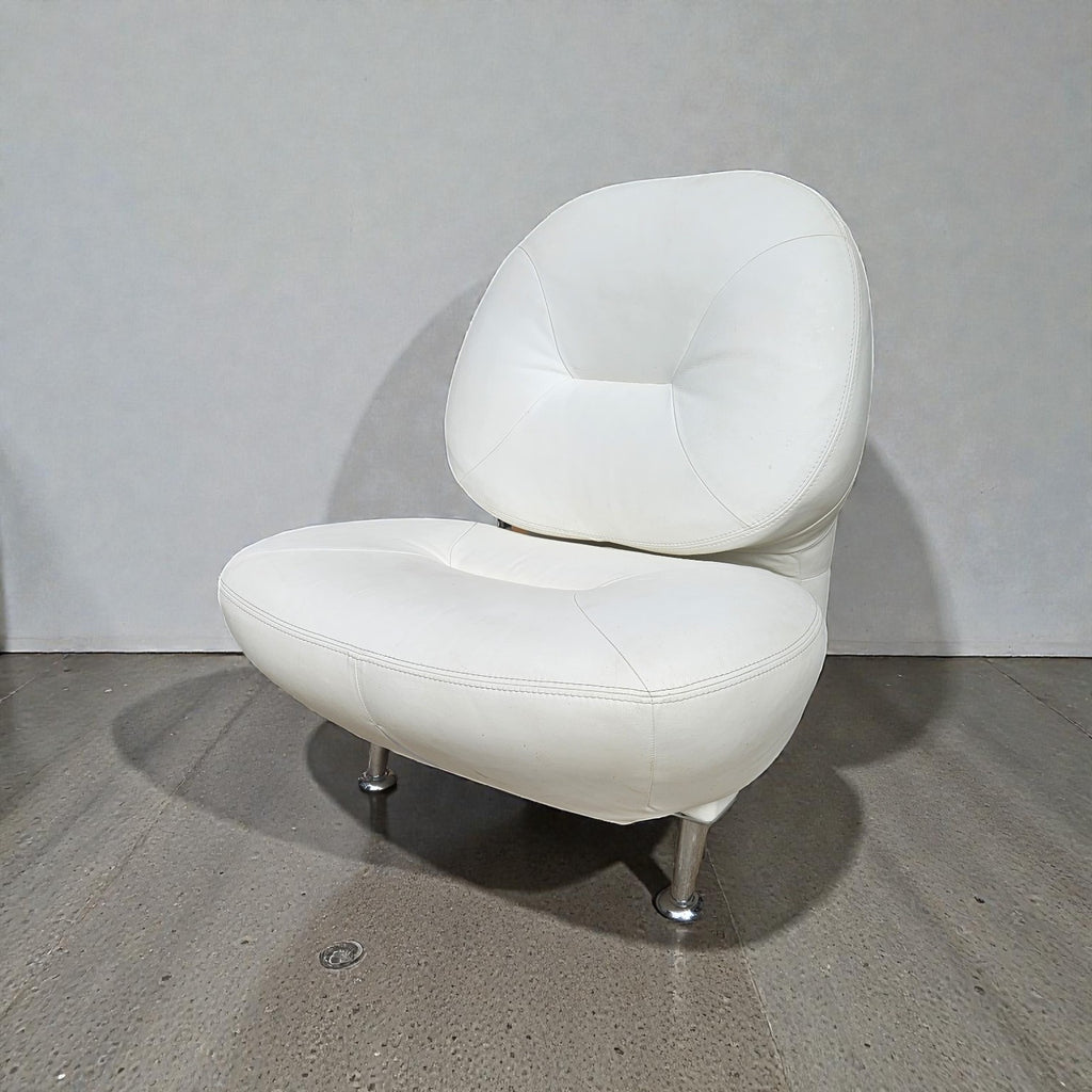 Italian White Leather Lounge Chair (Dimensions: 85 X 80 X 70)