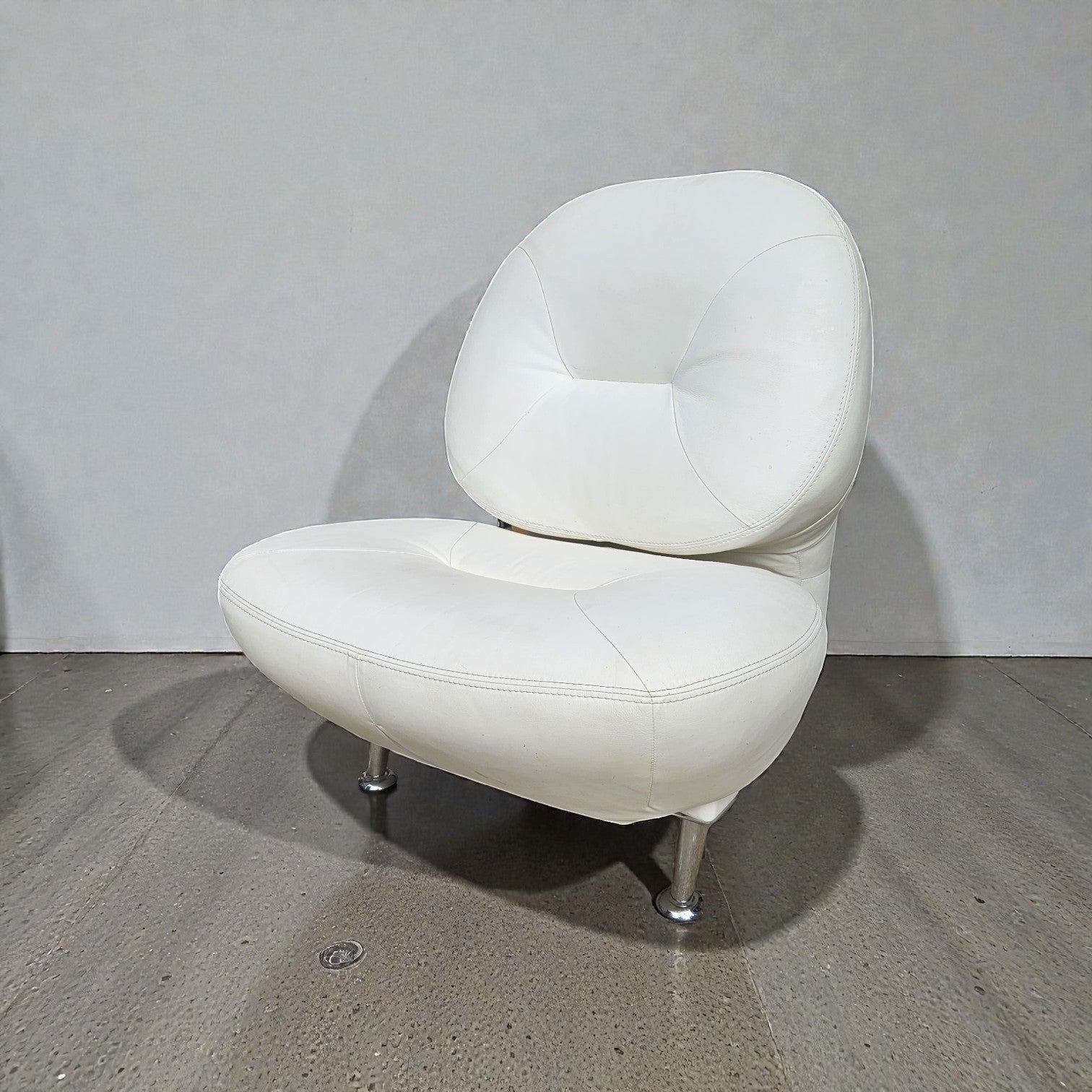 Italian White Leather Lounge Chair (Dimensions: 85 X 80 X 70)