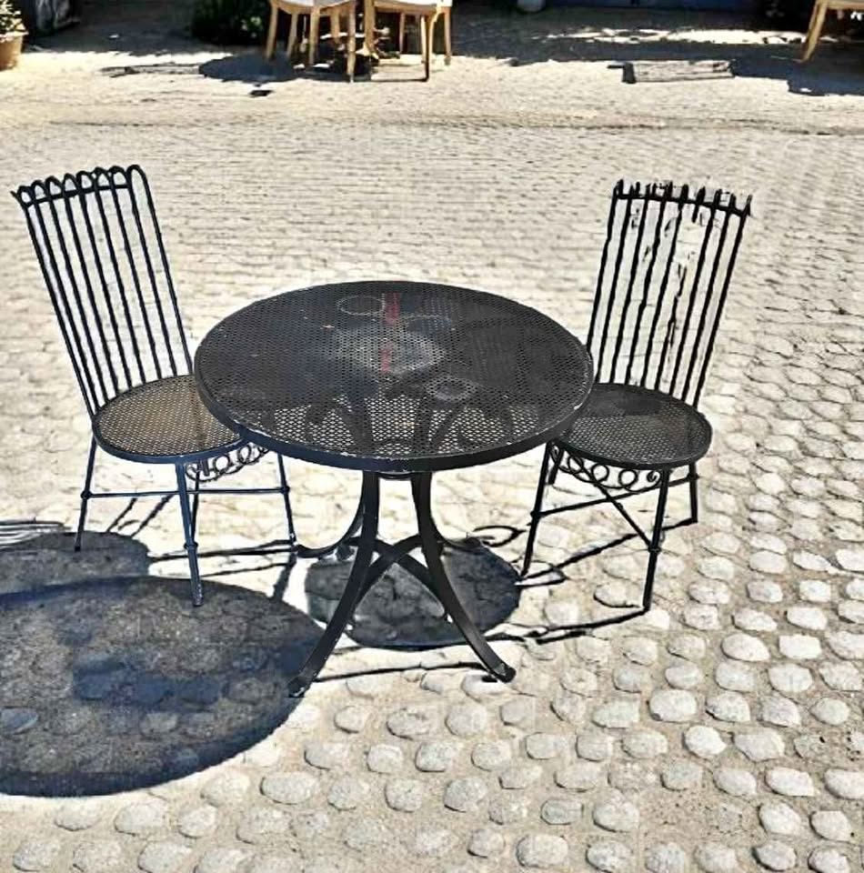 Outdoor Table and chairs 75x87 round