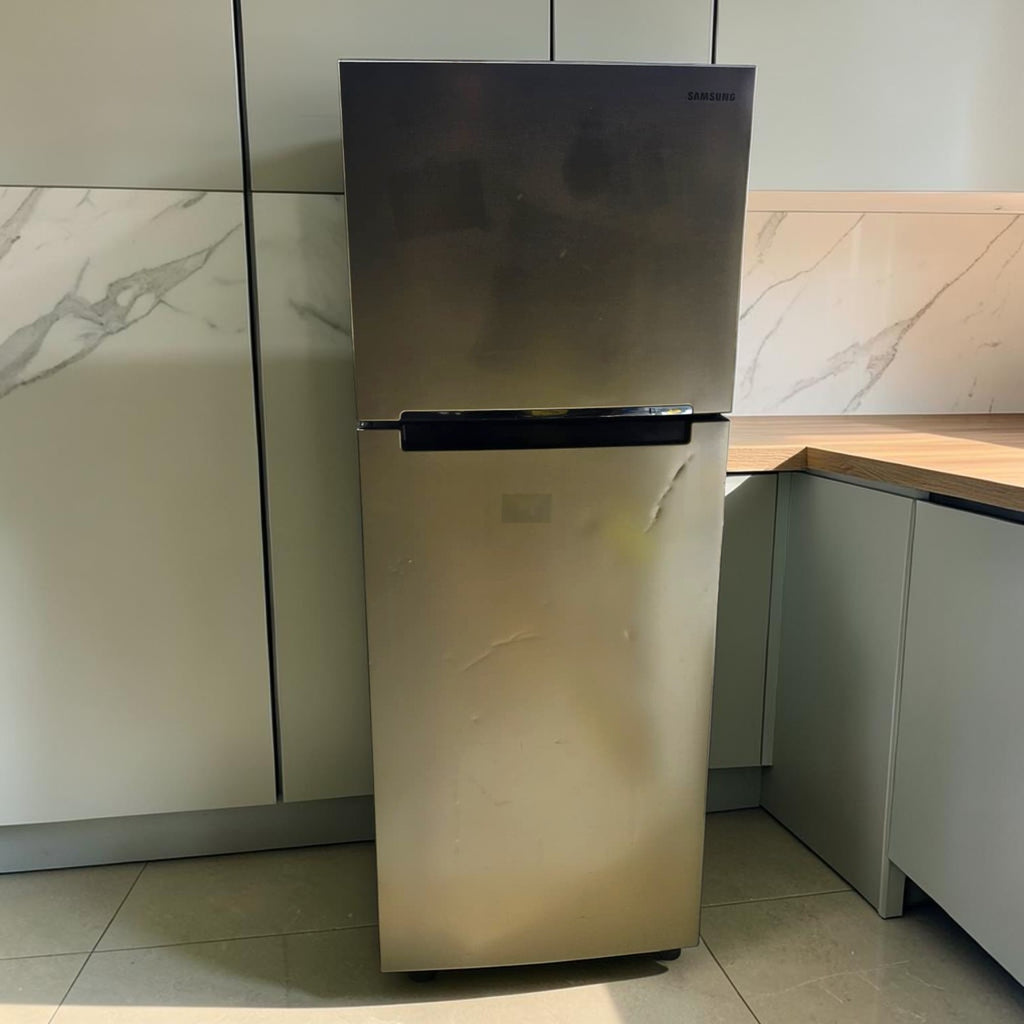 Samsung Silver Top-Mount Fridge-Freezer (Dimensions: 176x68x68)