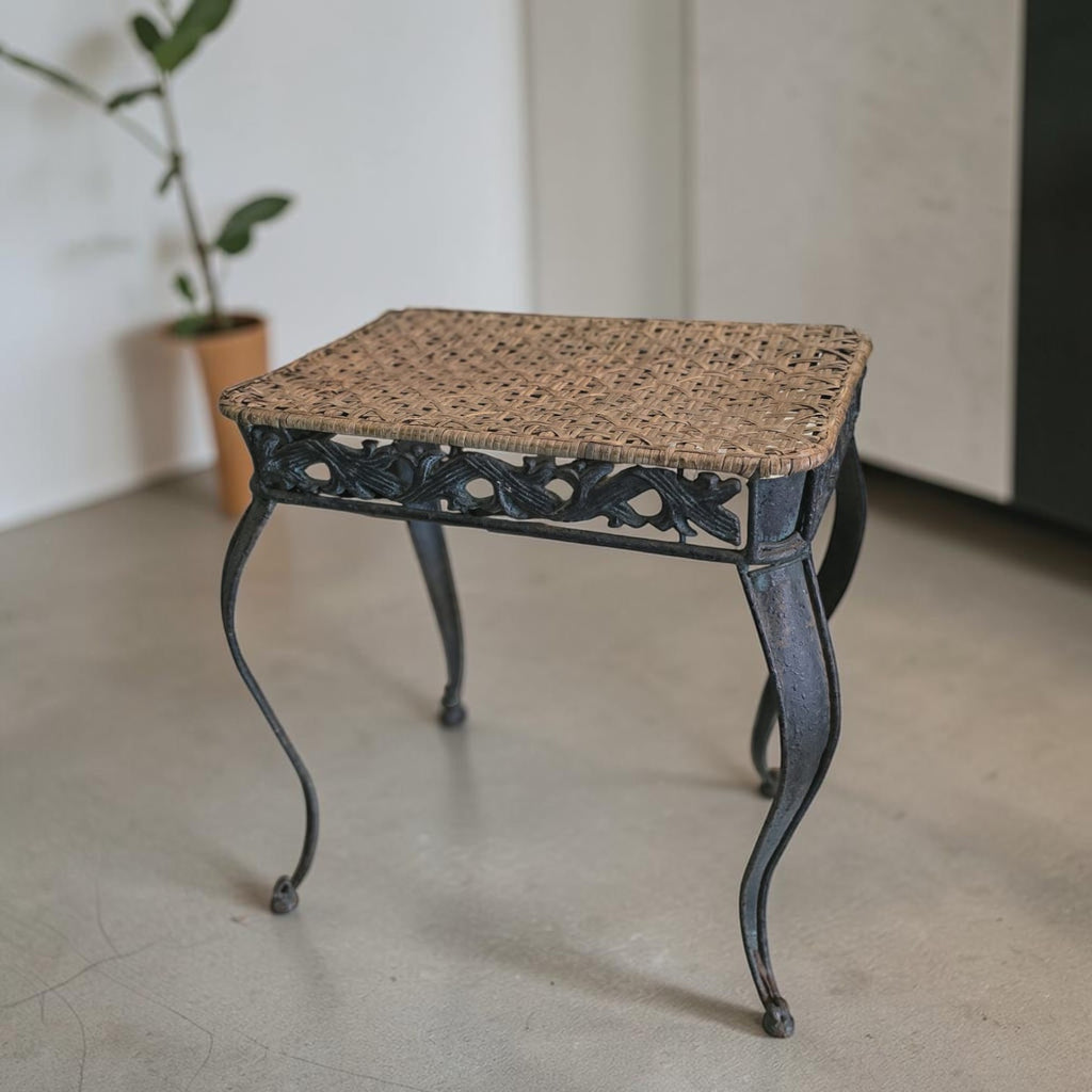 Small Accent Table With Curved Cabriole Legs (Dimensions: 50x48x35)