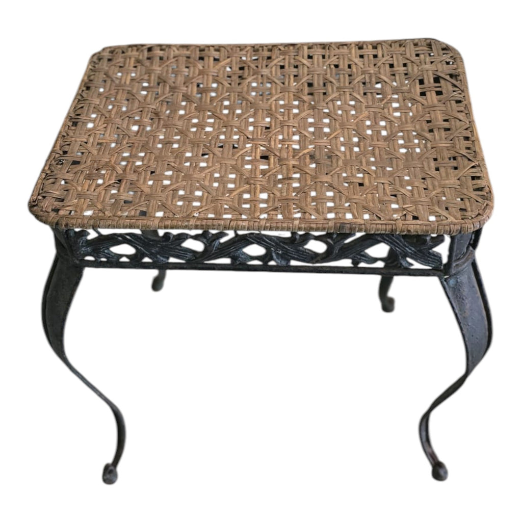 Small Accent Table With Curved Cabriole Legs (Dimensions: 50x48x35)