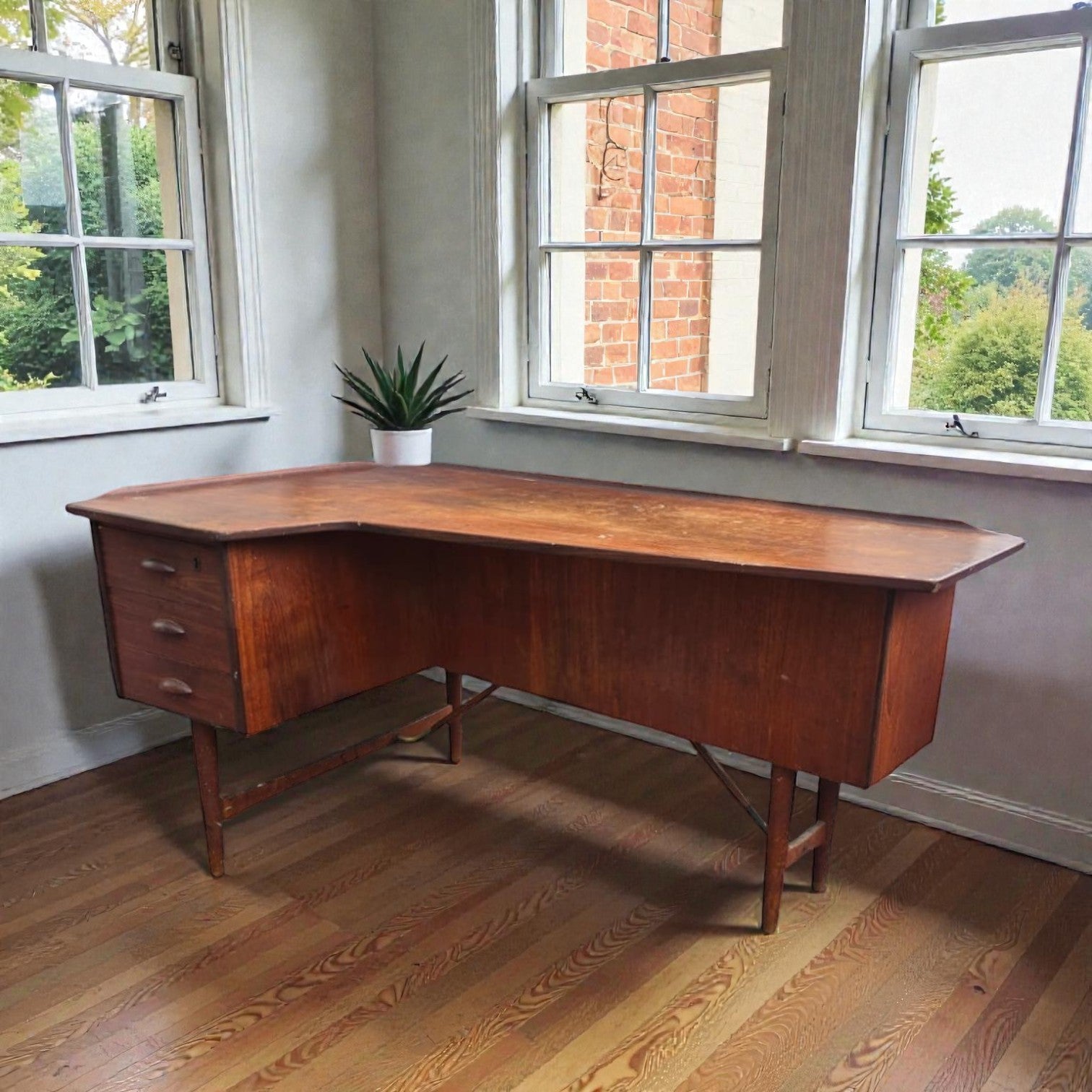 Teak Danish Modern Boomerang Desk (Dimensions: 72x149x89)