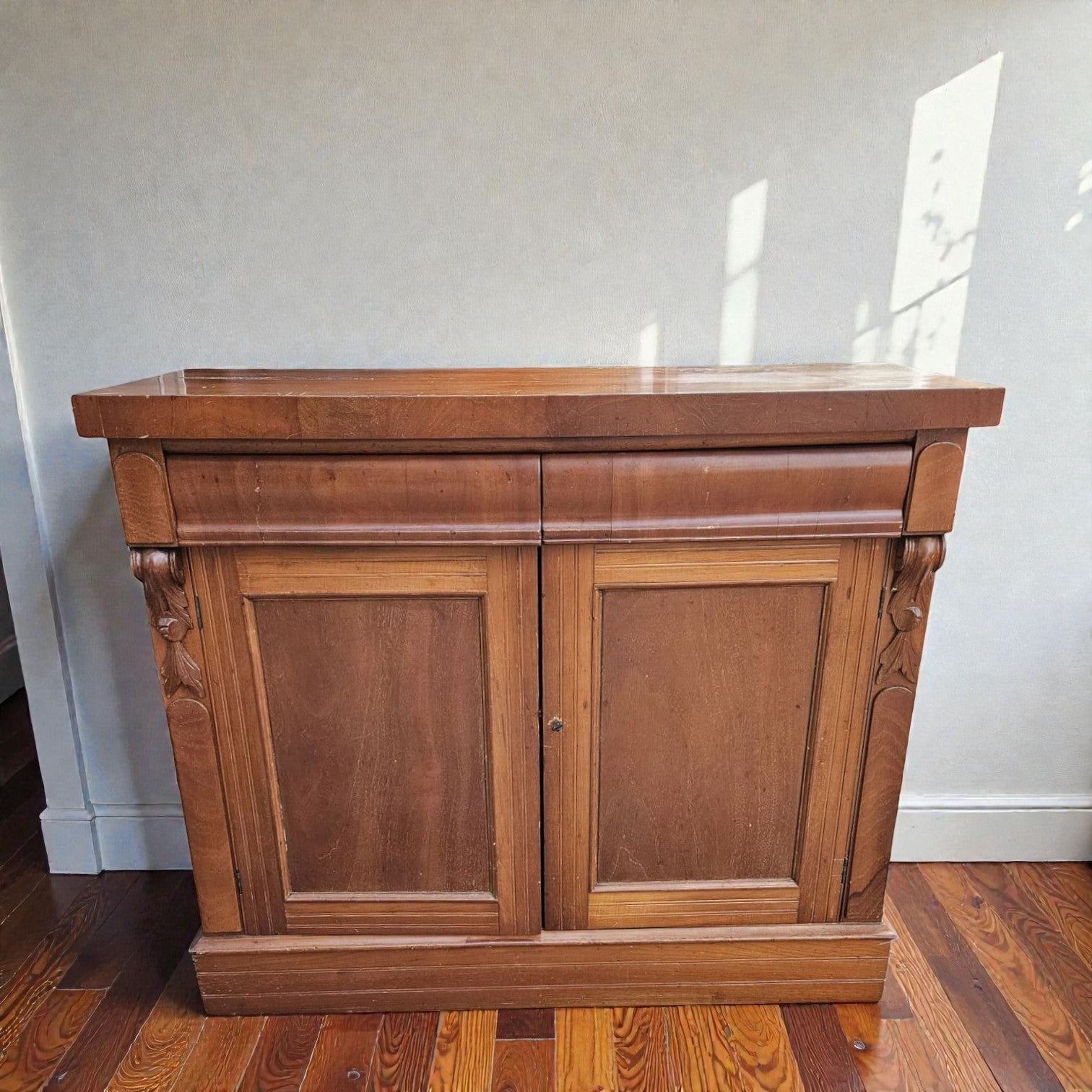 Victorian Style Cedar Sideboard (Dimensions: 100x117x47)