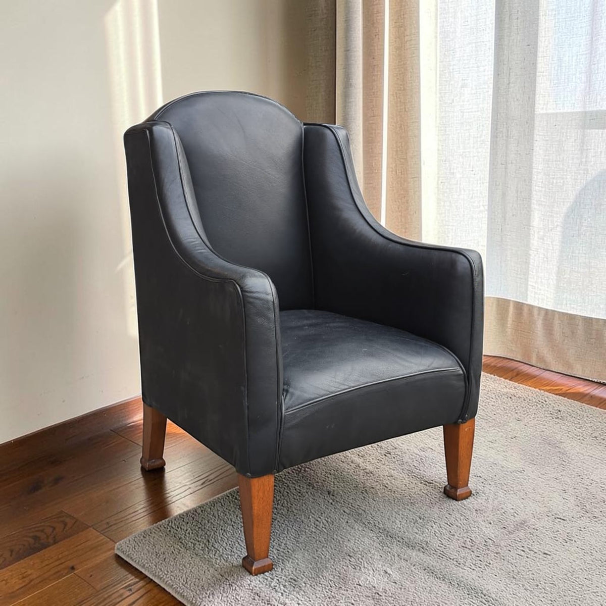 Vintage Black Leather Armchair (Dimensions: 90x60x61)
