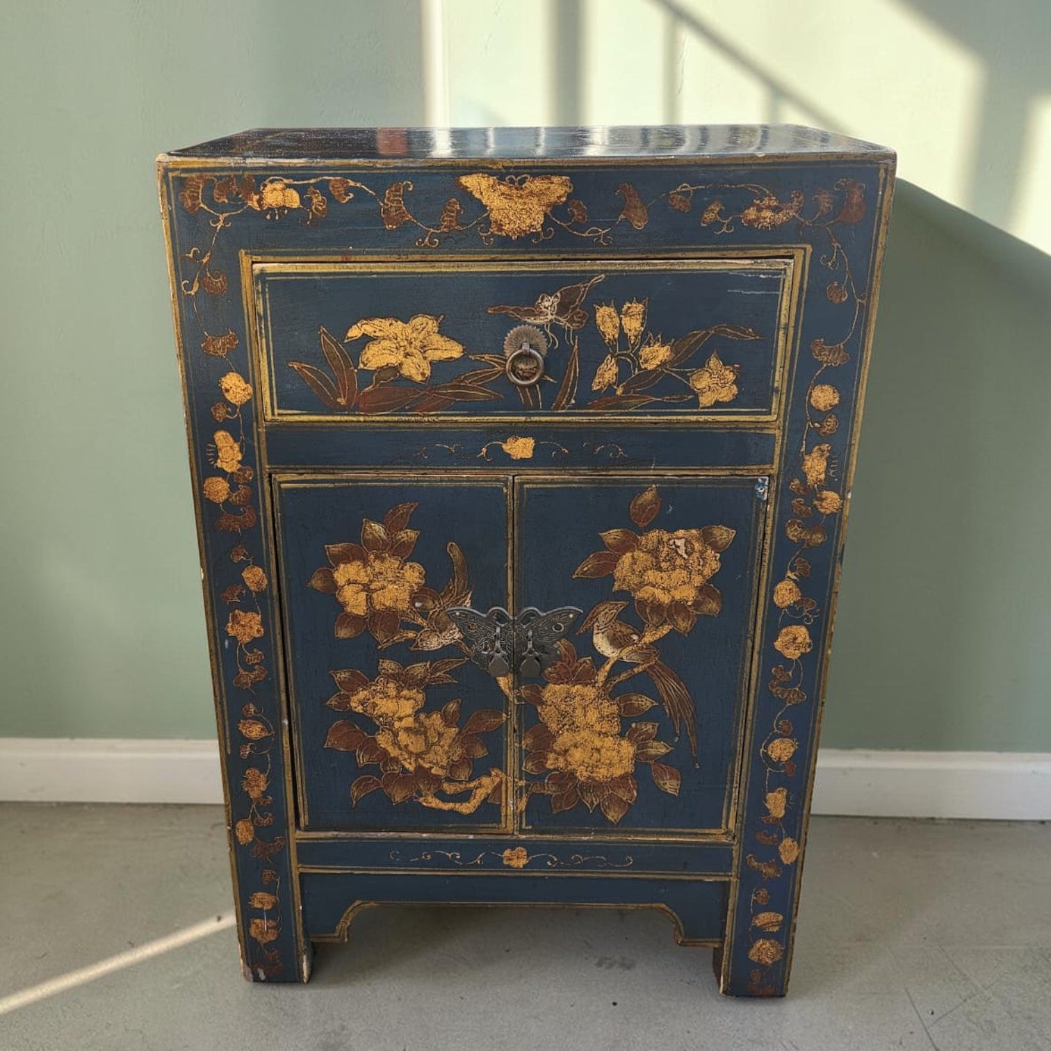 Vintage Chinese Black Lacquer Bedside Cabinet (Dimensions: 70x48x32)