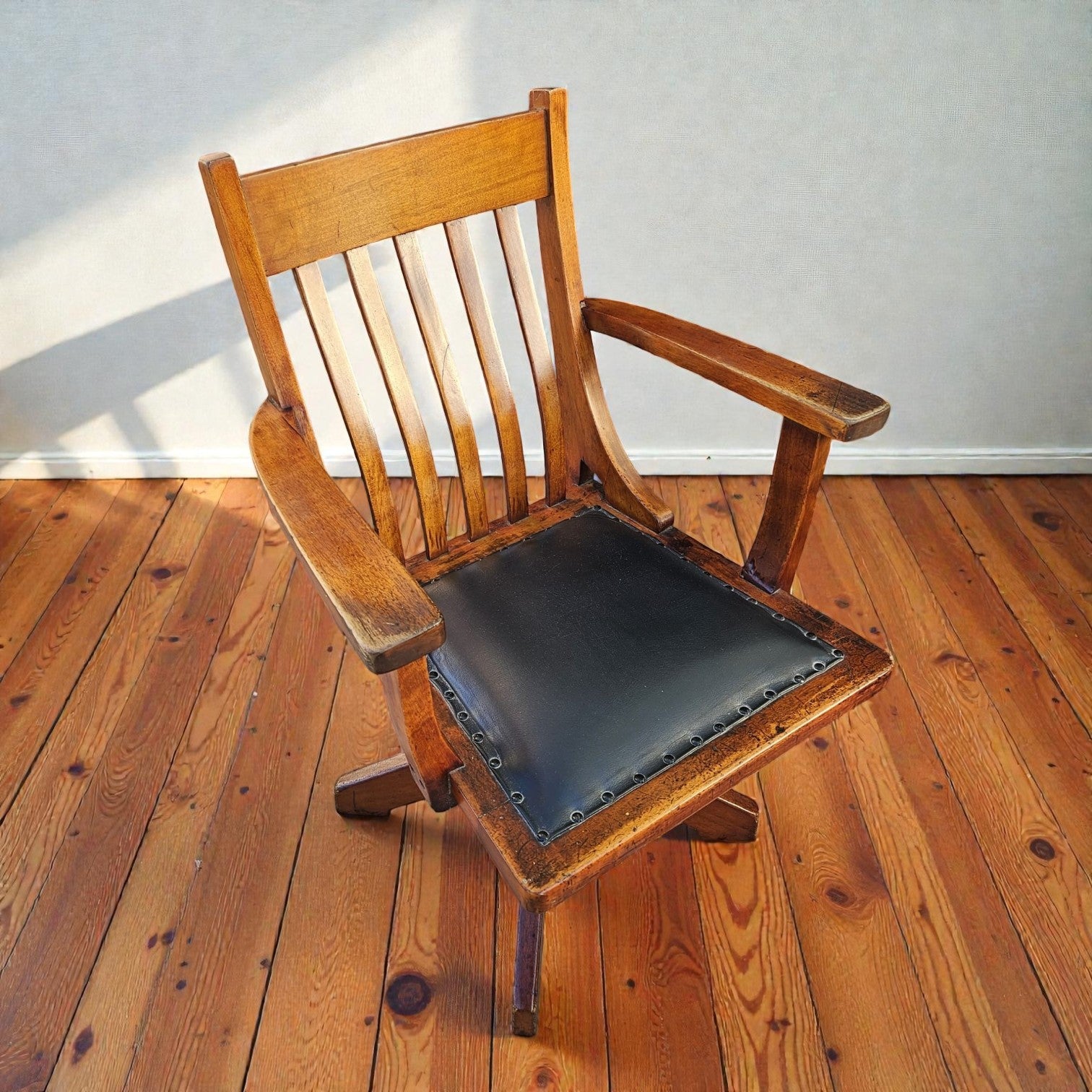 Vintage Oak Bankers Desk Chair (Dimensions: 95x63x56)