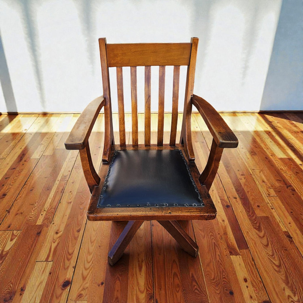 Vintage Oak Bankers Desk Chair (Dimensions: 95x63x56)