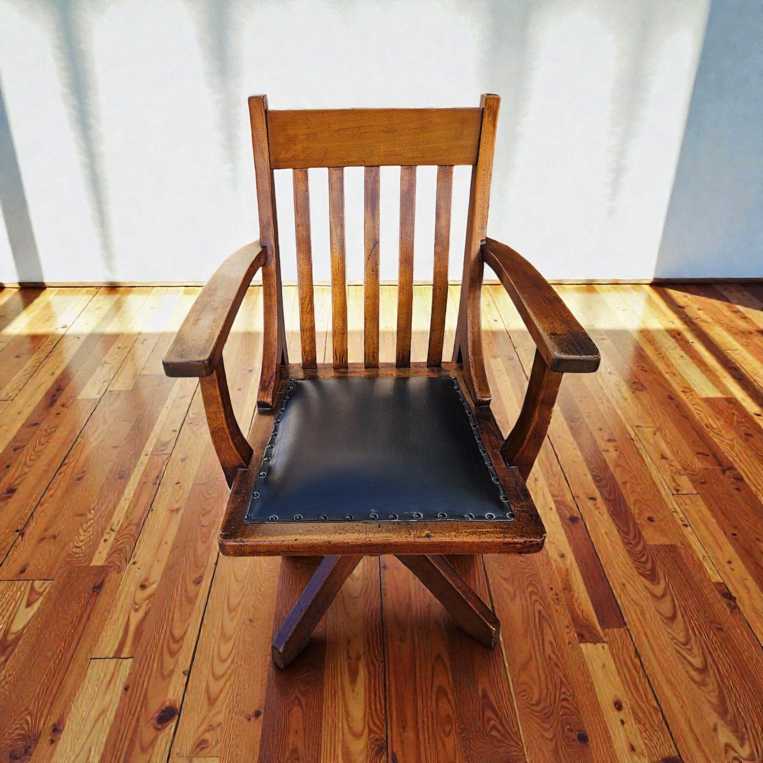 Vintage Oak Bankers Desk Chair (Dimensions: 95x63x56)