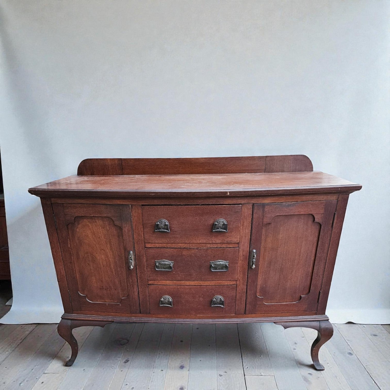 Vintage Wood Sideboard Buffet Cabinet (Dimensions: 106x142x56)
