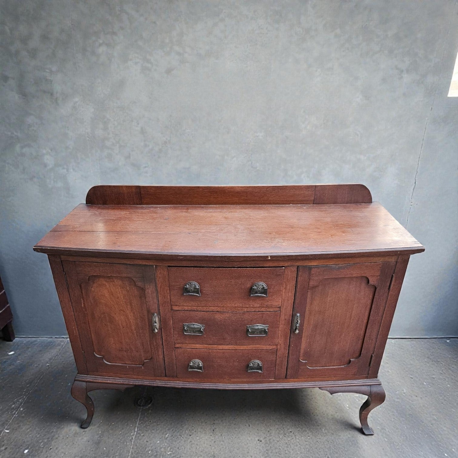 Vintage Wood Sideboard Buffet Cabinet (Dimensions: 106x142x56)