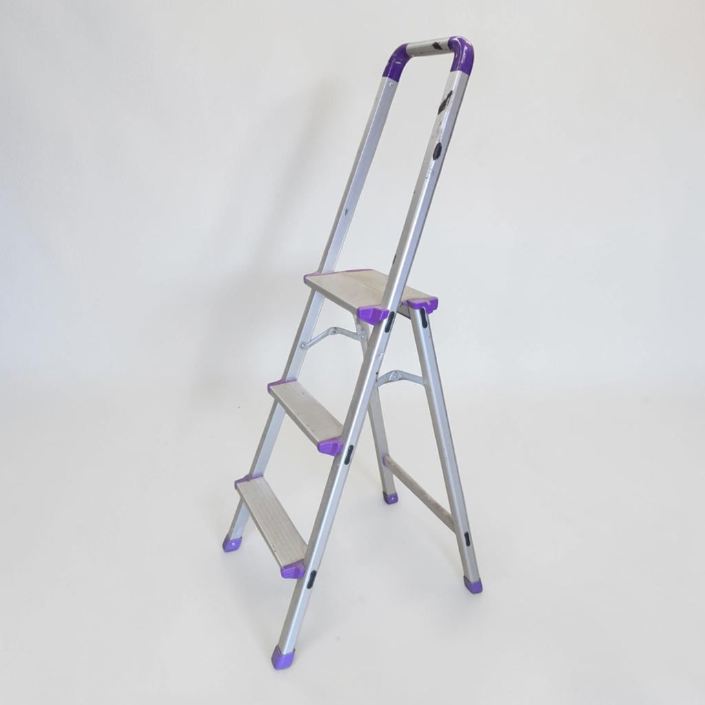 Folding Aluminum Step Ladder with Purple Accents (139x37)