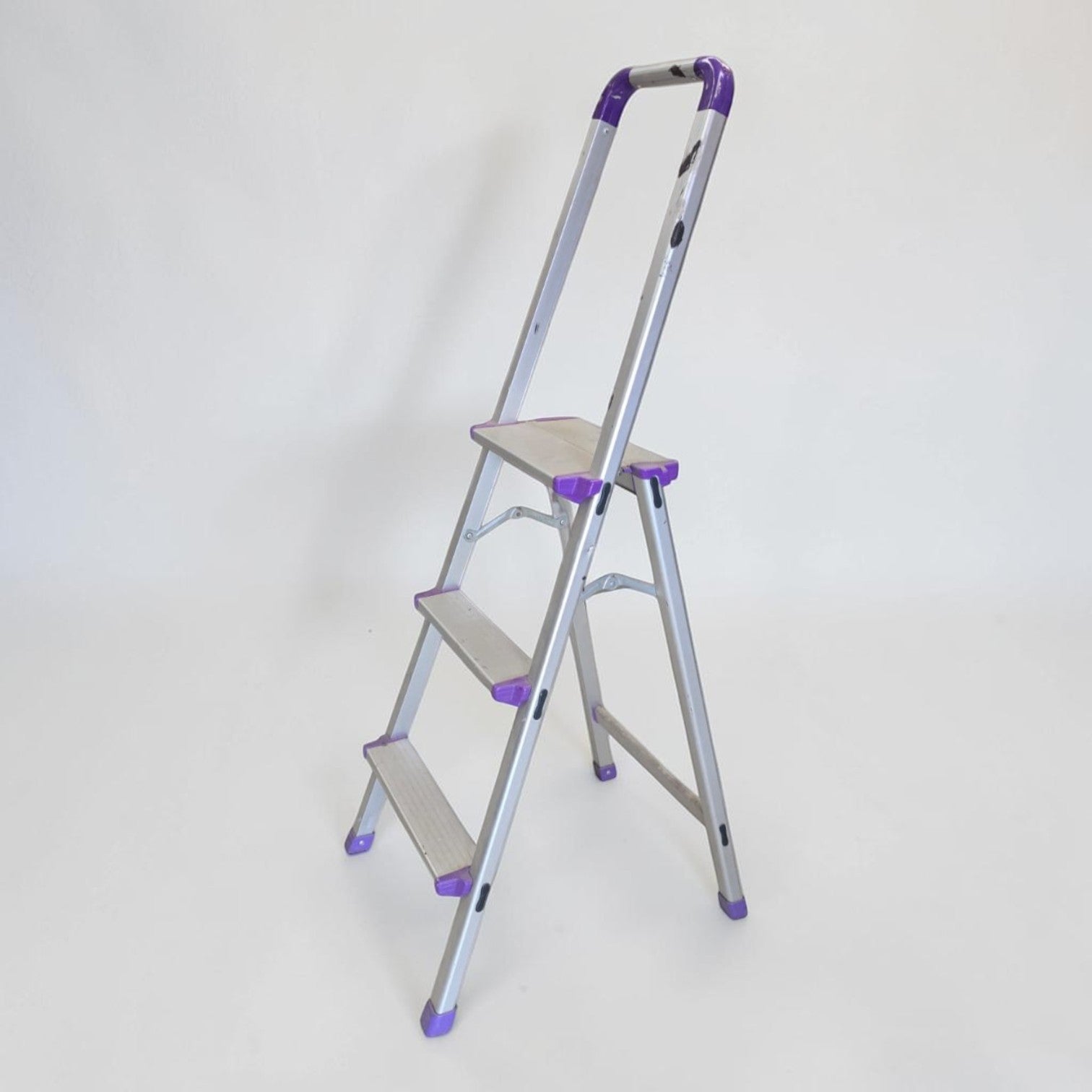Folding Aluminum Step Ladder with Purple Accents (139x37)