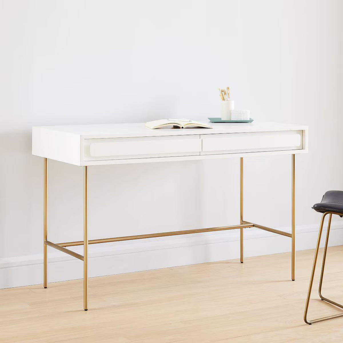 White Lacquer Gemini Desk (Dimensions: 77x122x56)